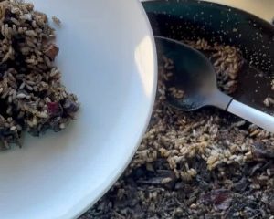 Black Rice 🦑 Paella with Garlic Mayonnaise!