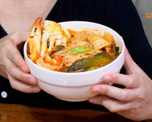 Jjampong (Korean Spicy Seafood Noodle Soup)