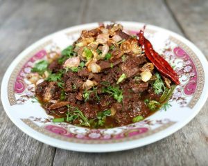 Larb Muang / Spicy minced Beef salad