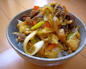 Lunch: Easy Sukiyaki-Style Beef Bowl with Green Onions